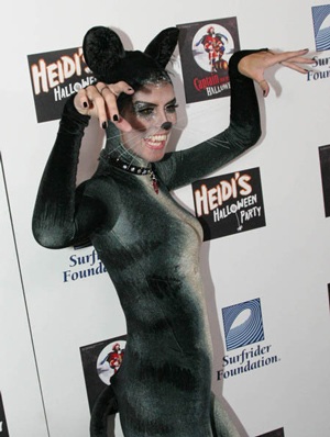 Thời trang của “sao” trong đêm Halloween - 4 Thời trang của “sao” trong đêm Halloween - 4