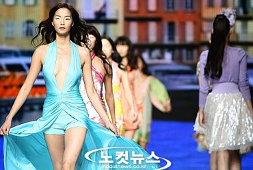 Người đẹp xứ Hàn khoe sắc trong ngày hội Blumarine - 14