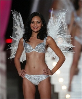 Hoa hậu Pháp dính scandal ảnh “nóng” được bảo vệ - 1