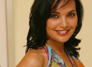 Hoa hậu Pháp dính scandal ảnh “nóng” được bảo vệ - 4