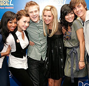 Ngôi sao của “High School Musical” muốn nâng cấp “vòng một”? - 1