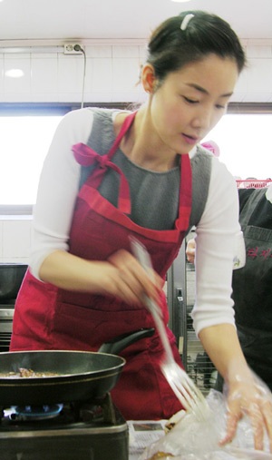 “Người đẹp khóc” Choi Ji Woo học cách… làm mẹ! - 2 “Người đẹp khóc” Choi Ji Woo học cách… làm mẹ! - 2