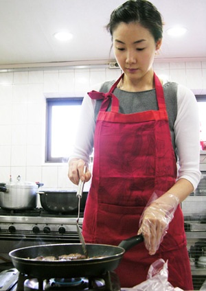 “Người đẹp khóc” Choi Ji Woo học cách… làm mẹ! - 4 “Người đẹp khóc” Choi Ji Woo học cách… làm mẹ! - 4