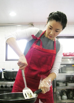 “Người đẹp khóc” Choi Ji Woo học cách… làm mẹ! - 5 “Người đẹp khóc” Choi Ji Woo học cách… làm mẹ! - 5