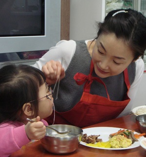 “Người đẹp khóc” Choi Ji Woo học cách… làm mẹ! - 8 “Người đẹp khóc” Choi Ji Woo học cách… làm mẹ! - 8