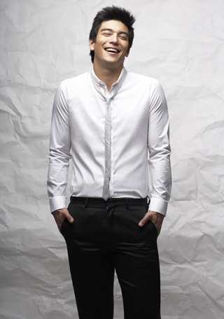 Dennis Oh quyến rũ với trang phục của The Class - 12