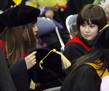 Ivy rạng rỡ trong lễ tốt nghiệp đại học - 2 Ivy rạng rỡ trong lễ tốt nghiệp đại học - 2