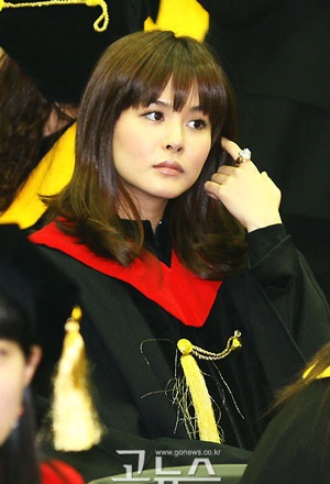 Ivy rạng rỡ trong lễ tốt nghiệp đại học - 3 Ivy rạng rỡ trong lễ tốt nghiệp đại học - 3