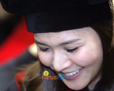 Ivy rạng rỡ trong lễ tốt nghiệp đại học - 4 Ivy rạng rỡ trong lễ tốt nghiệp đại học - 4