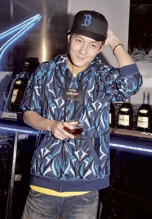 Kẻ giấu mặt doạ tung clip "nóng" của Chung Hân Đồng - 2