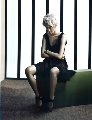 “Chân dài” Gong Hyo Jin “phá cách” trên Vogue - 12