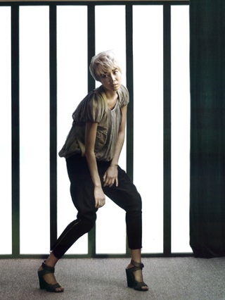 “Chân dài” Gong Hyo Jin “phá cách” trên Vogue - 14