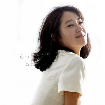 “Chân dài” Gong Hyo Jin “phá cách” trên Vogue - 6