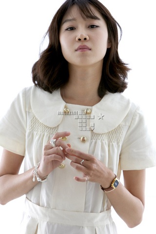 “Chân dài” Gong Hyo Jin “phá cách” trên Vogue - 2