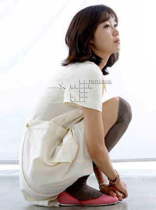 “Chân dài” Gong Hyo Jin “phá cách” trên Vogue - 4