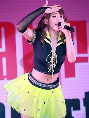 “Bông hồng lai” Leah Dizon “sơ hở” trên sân khấu - 1 “Bông hồng lai” Leah Dizon “sơ hở” trên sân khấu - 1