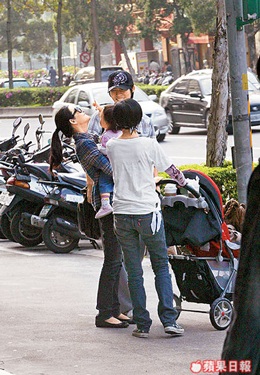 Châu Du Dân "tập sự" làm bố - 4