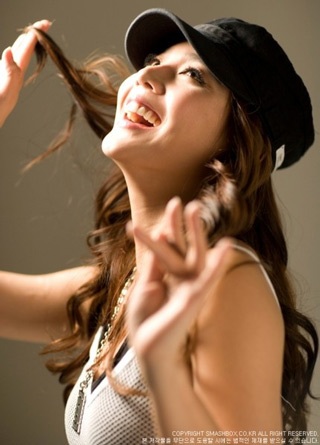 Eugene trở thành đại diện của mỹ phẩm Smashbox - 17