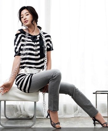 Choáng ngợp hình quảng cáo của “Cô nàng ngổ ngáo” - 21