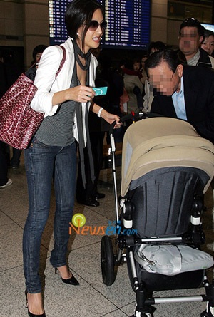 Vợ chồng Kim Min bất ngờ trở về Hàn Quốc - 1 Vợ chồng Kim Min bất ngờ trở về Hàn Quốc - 1