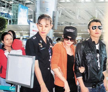 Vợ chồng Trương Bá Chi làm “náo loạn” sân bay Thái Lan - 1 Vợ chồng Trương Bá Chi làm “náo loạn” sân bay Thái Lan - 1