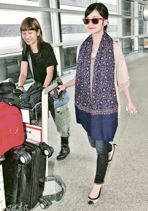 Vợ chồng Trương Bá Chi làm “náo loạn” sân bay Thái Lan - 7 Vợ chồng Trương Bá Chi làm “náo loạn” sân bay Thái Lan - 7