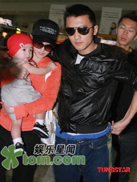 Vợ chồng Trương Bá Chi làm “náo loạn” sân bay Thái Lan - 3 Vợ chồng Trương Bá Chi làm “náo loạn” sân bay Thái Lan - 3