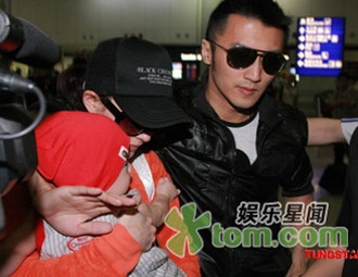 Vợ chồng Trương Bá Chi làm “náo loạn” sân bay Thái Lan - 5 Vợ chồng Trương Bá Chi làm “náo loạn” sân bay Thái Lan - 5