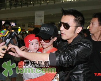 Vợ chồng Trương Bá Chi làm “náo loạn” sân bay Thái Lan - 6 Vợ chồng Trương Bá Chi làm “náo loạn” sân bay Thái Lan - 6