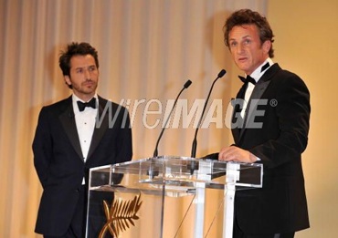 Ngày thứ hai sôi động của LHP Cannes lần thứ 61 - 1