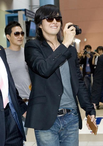 Gần 6000 fan Nhật Bản đón Bae Yong Joon ở sân bay - 14 Gần 6000 fan Nhật Bản đón Bae Yong Joon ở sân bay - 14