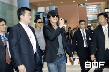 Gần 6000 fan Nhật Bản đón Bae Yong Joon ở sân bay - 13 Gần 6000 fan Nhật Bản đón Bae Yong Joon ở sân bay - 13