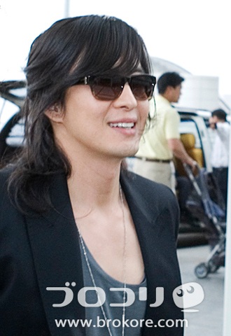 Gần 6000 fan Nhật Bản đón Bae Yong Joon ở sân bay - 19 Gần 6000 fan Nhật Bản đón Bae Yong Joon ở sân bay - 19