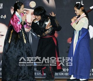 Ra mắt đoàn làm phim “Nhất Chi Mai” của Lee Jun Ki - 9 Ra mắt đoàn làm phim “Nhất Chi Mai” của Lee Jun Ki - 9