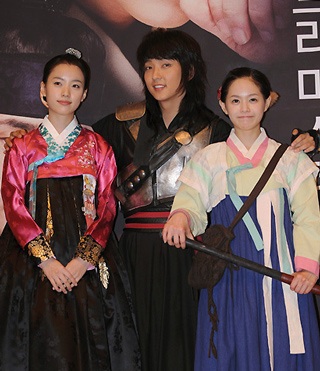Ra mắt đoàn làm phim “Nhất Chi Mai” của Lee Jun Ki - 5 Ra mắt đoàn làm phim “Nhất Chi Mai” của Lee Jun Ki - 5