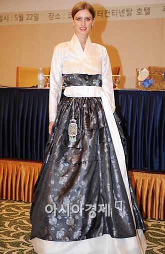 Nicky Hilton “lấy lòng” người dân xứ kim chi - 11