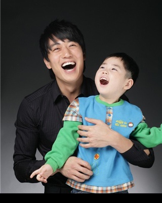 “Mỹ nam xứ Hàn” chung tay giúp đỡ trẻ tật nguyền - 1 “Mỹ nam xứ Hàn” chung tay giúp đỡ trẻ tật nguyền - 1