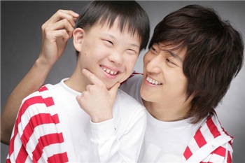 “Mỹ nam xứ Hàn” chung tay giúp đỡ trẻ tật nguyền - 3 “Mỹ nam xứ Hàn” chung tay giúp đỡ trẻ tật nguyền - 3