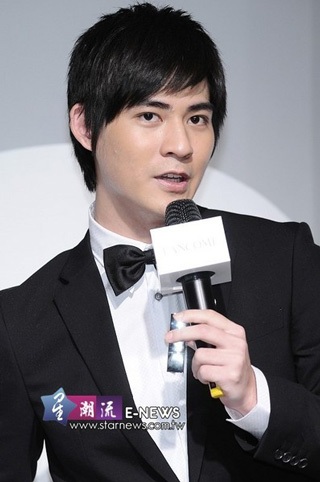 Châu Du Dân quảng cáo… son môi! - 6