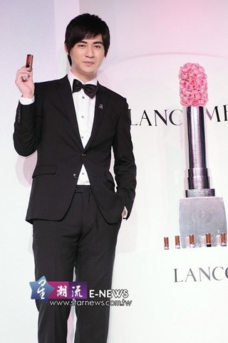 Châu Du Dân quảng cáo… son môi! - 1