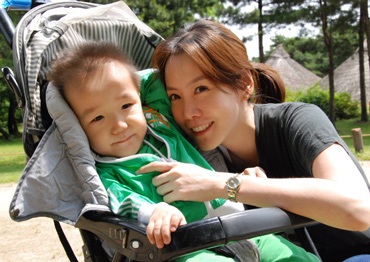 Kim Jung Eun “tập sự” làm… mẹ! - 2