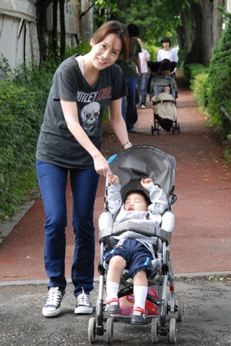 Kim Jung Eun “tập sự” làm… mẹ! - 10