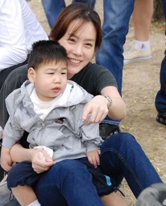 Kim Jung Eun “tập sự” làm… mẹ! - 11