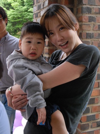 Kim Jung Eun “tập sự” làm… mẹ! - 12