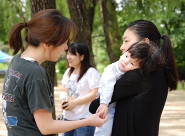 Kim Jung Eun “tập sự” làm… mẹ! - 13