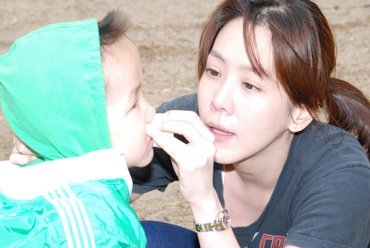 Kim Jung Eun “tập sự” làm… mẹ! - 6