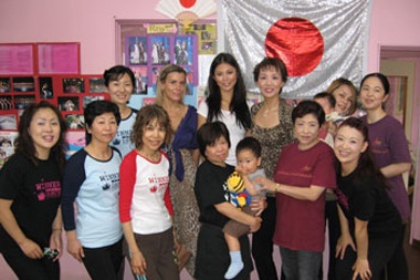 Nhìn lại một năm bận rộn của Hoa hậu hoàn vũ 2007  - 13