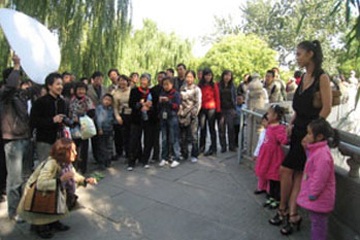 Nhìn lại một năm bận rộn của Hoa hậu hoàn vũ 2007  - 33