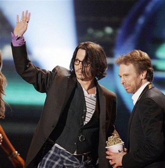 Sau Paris Hilton là “Thuyền trưởng Jack”... - 1