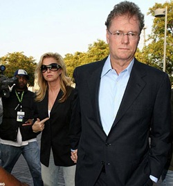 Paris Hilton tự tay làm quà tặng bố - 1